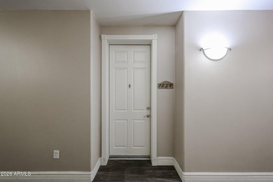 Beautiful 2 bed + den condo in the heart of Toscana, offering a - photo 2
