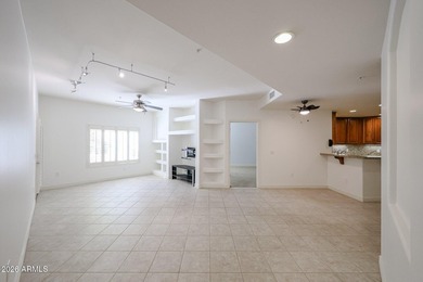Beautiful 2 bed + den condo in the heart of Toscana, offering a - photo 4