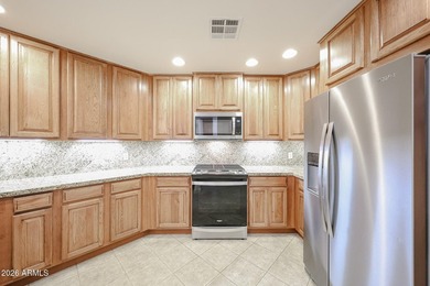 Beautiful 2 bed + den condo in the heart of Toscana, offering a - photo 7