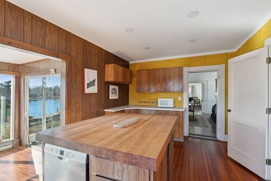 An estate prominently positioned on the banks of the York River - photo 40