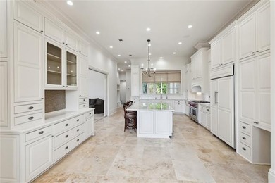 This custom estate perfectly balances the mid-2000s large-scale - photo 9