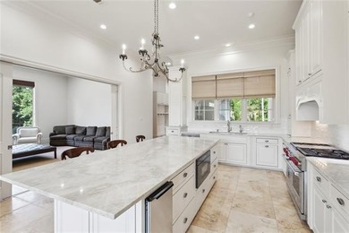 This custom estate perfectly balances the mid-2000s large-scale - photo 10