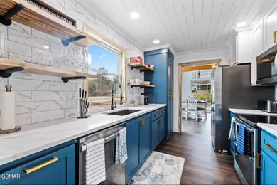 WOW FACTOR! ENJOY LAKEFRONT LIVING IN THIS BEAUTIFUL - photo 15