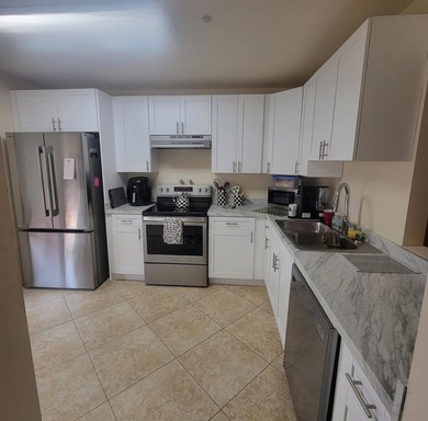 A CHARMING 2 BEDROOM 2 BATH VILLA LOCATED IN THE HEART OF ROYAL - photo 1