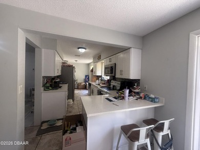 This open floor plan 3 bedroom 2 bath home sits on a quiet - photo 3