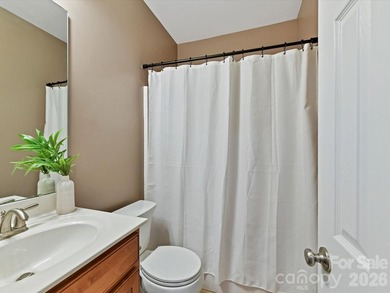 Welcome to this beautifully maintained 4-bedroom, 2.5-bath home - photo 28