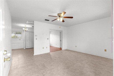 Move-in ready in desirable Oak Run! Welcome home to this - photo 3