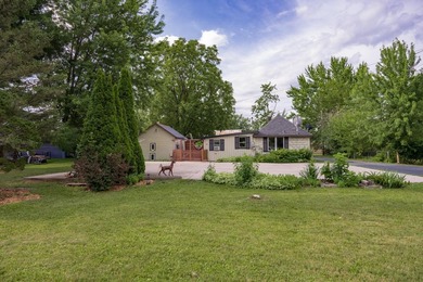 Cute as a button and completely refreshed! This charming 2-bed - photo 1