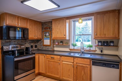 Cute as a button and completely refreshed! This charming 2-bed - photo 3