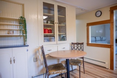 Cute as a button and completely refreshed! This charming 2-bed - photo 4