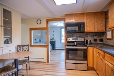 Cute as a button and completely refreshed! This charming 2-bed - photo 5