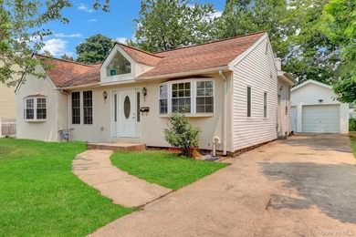 Welcome to this beautifully maintained Ranch-style home offering - photo 2