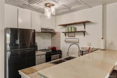 Welcome to Park Ocean! This beautifully updated 1-bedroom