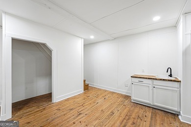 Looking for space for a large family or the perfect in-town - photo 20