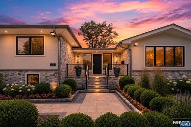 Welcome to 35 Jane Drive, a spectacular contemporary residence - photo 1