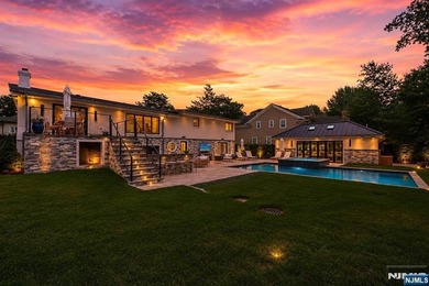 Welcome to 35 Jane Drive, a spectacular contemporary residence - photo 8
