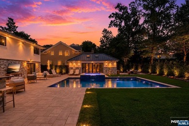 Welcome to 35 Jane Drive, a spectacular contemporary residence - photo 10
