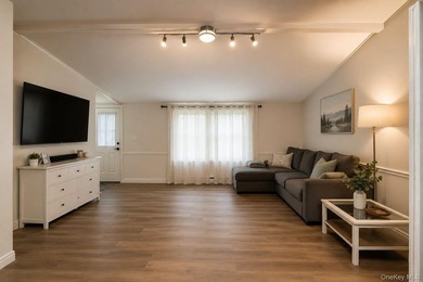 Welcome to 3 Kingsbridge Lane, Loch Sheldrake, NY, where comfort - photo 3