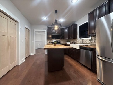 Charming and beautifully renovated spacious home in Historic - photo 8