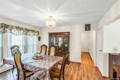 Large Colonial on Oversize lot shy 3/4 Acre, Fenced yard, Master - photo 12