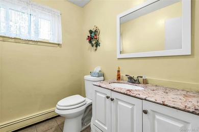 Large Colonial on Oversize lot shy 3/4 Acre, Fenced yard, Master - photo 15