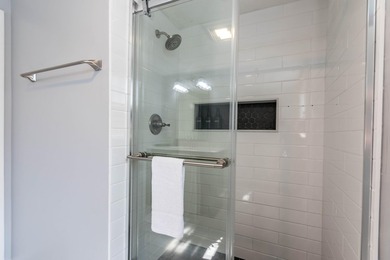 Renovated 2023 4 bedrooms/2 bath raised ranch with deed beach - photo 16