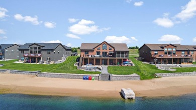 Custom built lake home on Island Lake! Featuring 5 bedrooms, 3 - photo 2