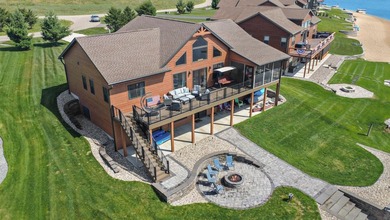 Custom built lake home on Island Lake! Featuring 5 bedrooms, 3 - photo 3