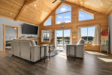Custom built lake home on Island Lake! Featuring 5 bedrooms, 3 - photo 4