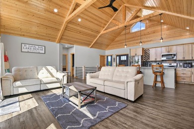 Custom built lake home on Island Lake! Featuring 5 bedrooms, 3 - photo 5