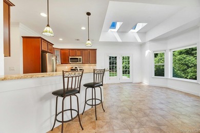 Welcome to this beautifully maintained end unit offering comfort - photo 7