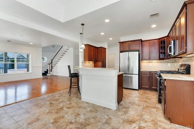 Welcome to this beautifully maintained end unit offering comfort - photo 8