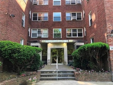 Welcome to this bright and spacious top-floor 2-bedroom, 1 - photo 1