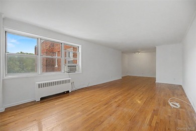 Welcome to this bright and spacious top-floor 2-bedroom, 1 - photo 7