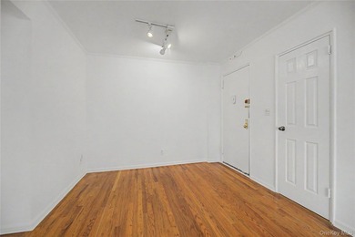 Welcome to this bright and spacious top-floor 2-bedroom, 1 - photo 10