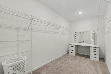 Discover this 4-bedroom, 2-bathroom single-family residence in - photo 18