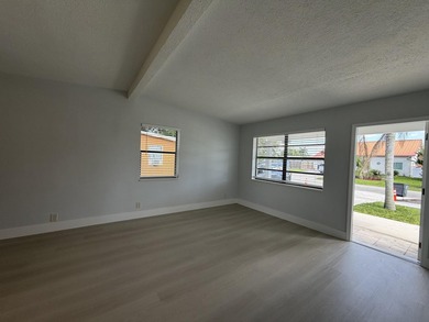 Welcome to this beautifully remodeled home in West Palm Beach ! - photo 6