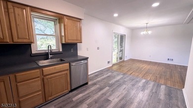 *WOW* GREAT LOCATION GREAT PRICE, LIGHT AND BRIGHT RANCH WITH - photo 9