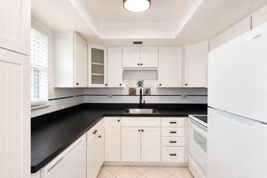 Chic and bright 2 bedroom corner unit in sought after Cedar - photo 6