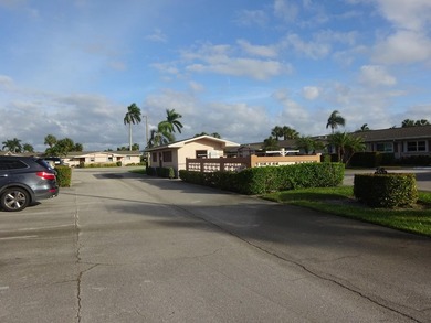 Beautifully updated, 1 story villa type condo. Located in a very - photo 2