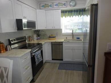 Beautifully updated, 1 story villa type condo. Located in a very - photo 4
