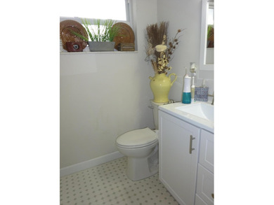 Beautifully updated, 1 story villa type condo. Located in a very - photo 5
