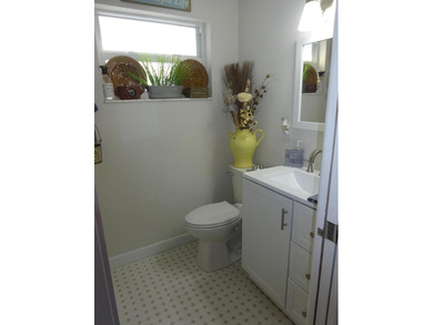 Beautifully updated, 1 story villa type condo. Located in a very - photo 9