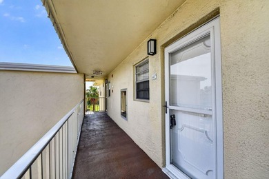 Village Royale on the Green Unit 4020: Enjoy top-floor privacy - photo 4