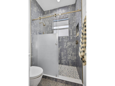 Beautiful 4-bedroom, 3 1/2-bath home located in the exclusive - photo 47