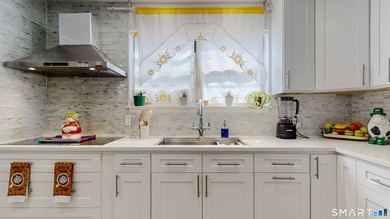Beautifully updated 3-bedroom, 2-bath townhouse in the heart of - photo 22