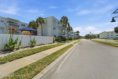 Just blocks from the beach, this ground-floor condo in the heart - photo 32