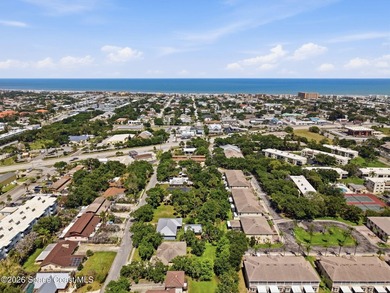 Just blocks from the beach, this ground-floor condo in the heart - photo 35