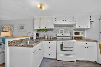 TURNKEY FURNISHED - Bring Your Offers! Enjoy affordable Florida - photo 4