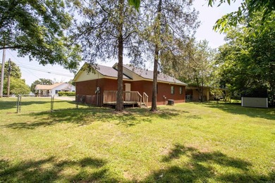 Charming one-level brick home in the heart of Clarksville - photo 4